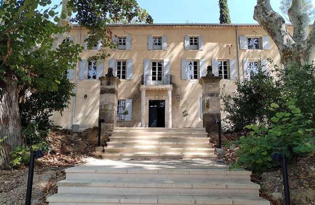 Un Château Viticole du Xixè Siècle Pour Votre Séjour Dans le Sud de la France