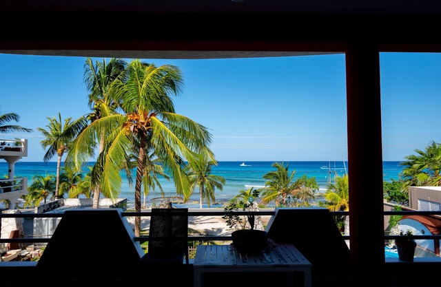 Unbeatable Oceanfront/Beachfront Location 2 Bedrooms Villa Snorkeling Paradise