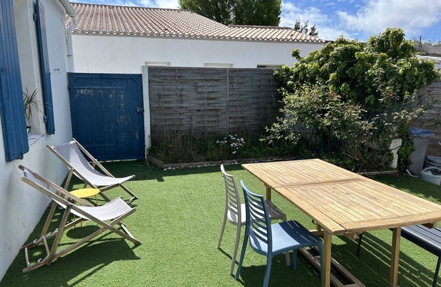 Une Maison Typique de L'ile Entre Village et Plage
