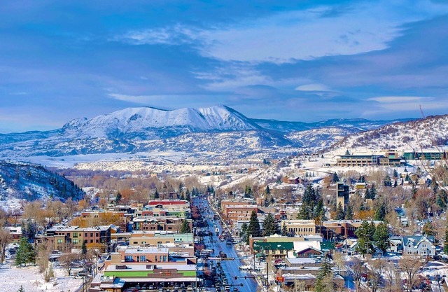 Unforgettable Views-Private Shuttle-Walk 2 Town/Trails+Big Garage-Deck-Fenced Patio-Grill-W/D-DogsOK