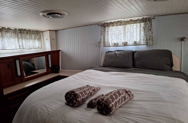 Unforgettable Waterfront Escape – Vintage Yacht Stay - Manhattan Skyline Views