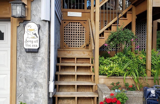 UNIQUE AND BEAUTIFUL , PRIME NORTH END LOCATION !