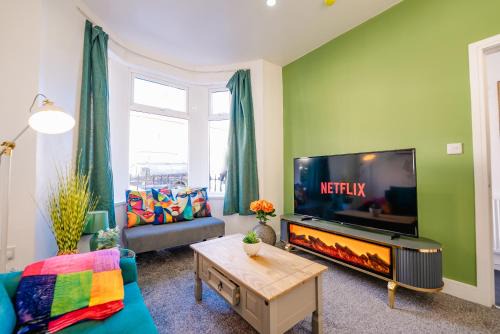 Unique and Bright 6 Bedrooms Home Retreat - Fast WiFi - Close to Amenities