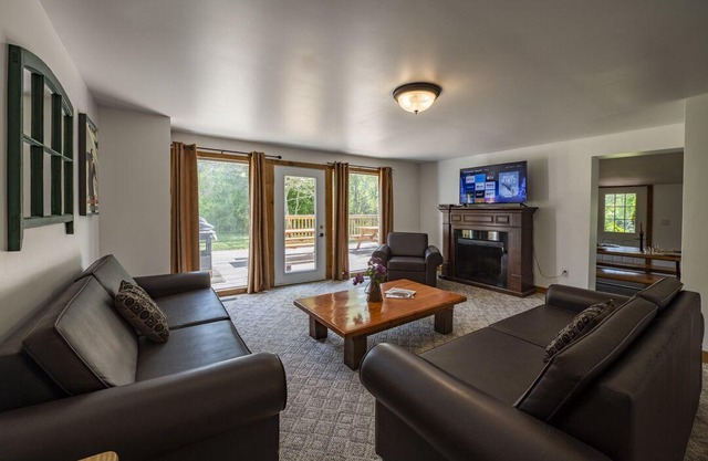 Unique Blue Mountain Getaway, Private Beach Access, BBQ, Hot Tub, 10 acre lot