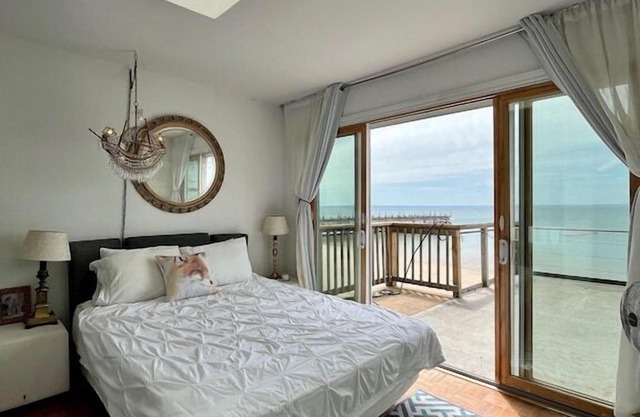 Unique designer beachfront house, 25 min to Niagara Falls