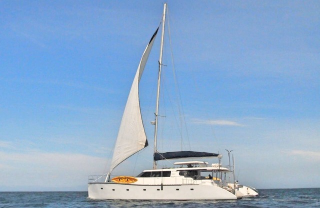 Unique & Fun Accommodation on a Boat in Paradise.