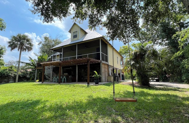 Unique Furnished Tropical Lodge in New Smyrna Beach