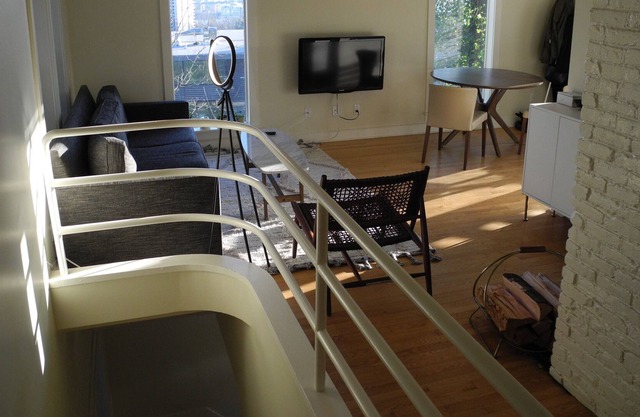 Unique, modern 2-level 1BR+Office or 2BR, w/fireplace, mtn views, near downtown
