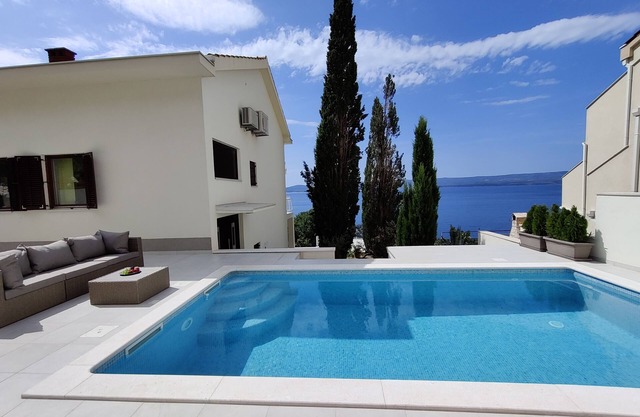 Unique seafront Villa, stunning seaviews, privacy, 3 min walk to Center & Beach