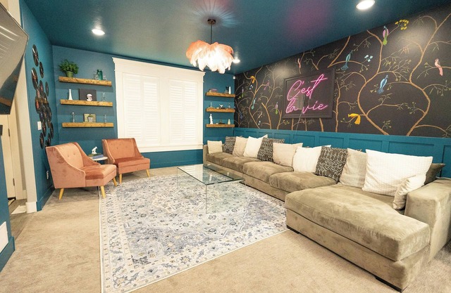 Unique & Spacious Home GREAT LOCATION HOT TUB 🔥 Sleeps 14 Family Friendly