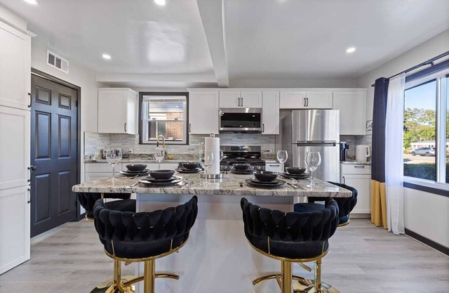 Unique /Stylish W/HotTub 3-bedroom in Oak Park with AC, WiFi
