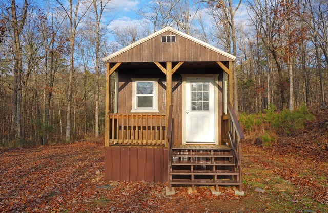 Unique tiny cabin with serene woodland views in Hot Springs National Park