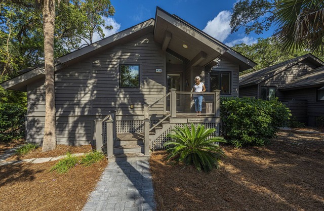 Unique upscale 3 bdrm, 3 bath Oceanwoods cottage on lagoon; 150 yds from beach.