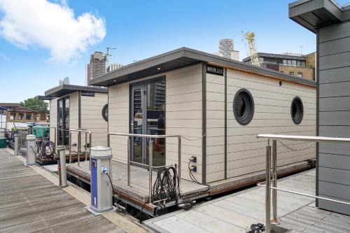 Unique Water Lodge in London - Sleeps 6