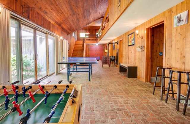 Unique Woodland Retreat w/ 5 Bedrooms & 50 Private Acres
