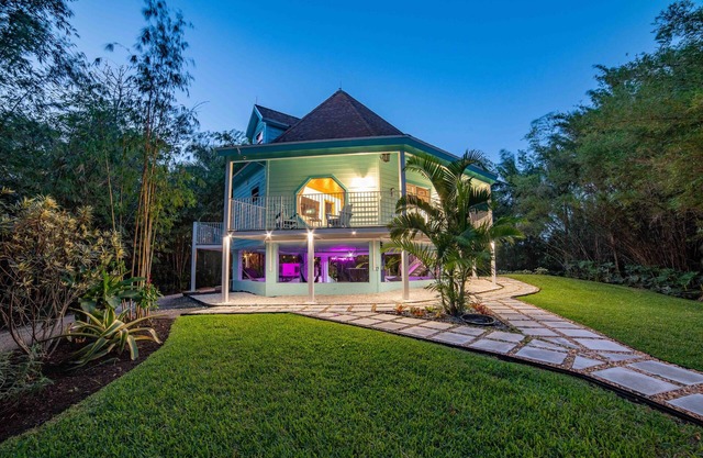 Uniquely Beautiful Octagon Oasis- Mins away from the Hard Rock Hotel and Beaches