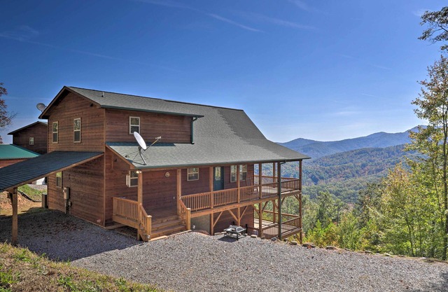 Unparalleled Mountain Views: Spacious Cabin in NC!