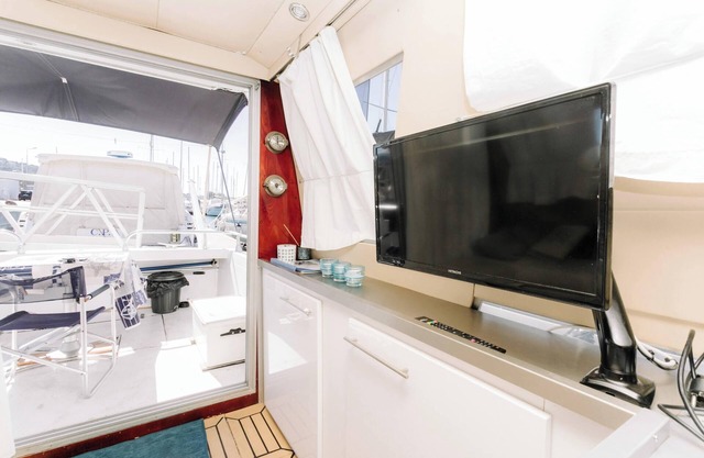 UNUSUAL ACCOMMODATION IN SETE - DOCKED BOAT