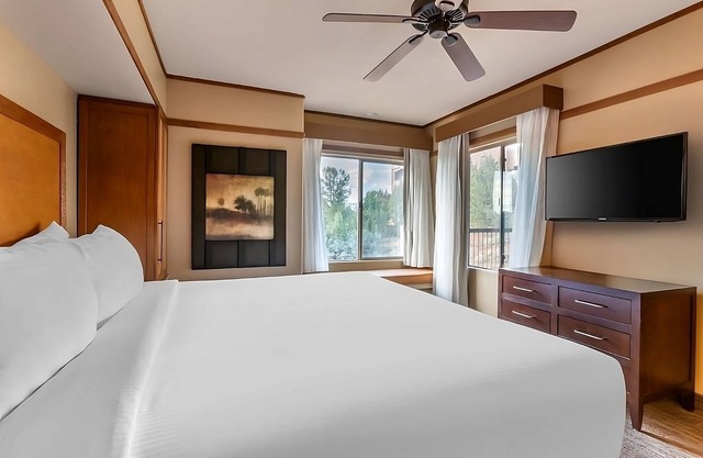 Unwind and Indulge In Our Oasis! Outdoor Pool, Full Kitchen, Free Parking!