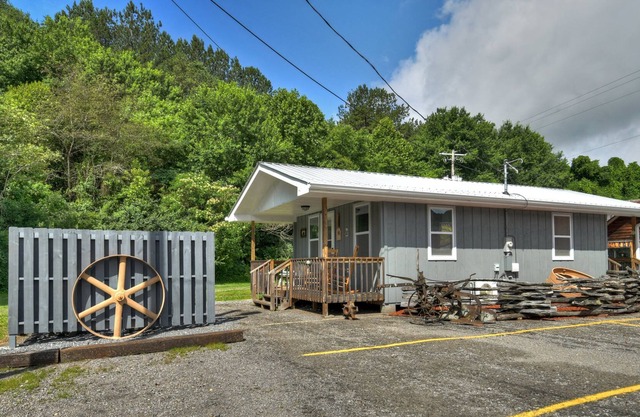 Unwind at this new Tiny Home with firepit! Close to town.