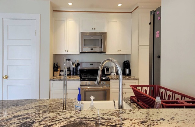 Unwind by the Bay: Pet-Friendly and Linekin Bay Views!