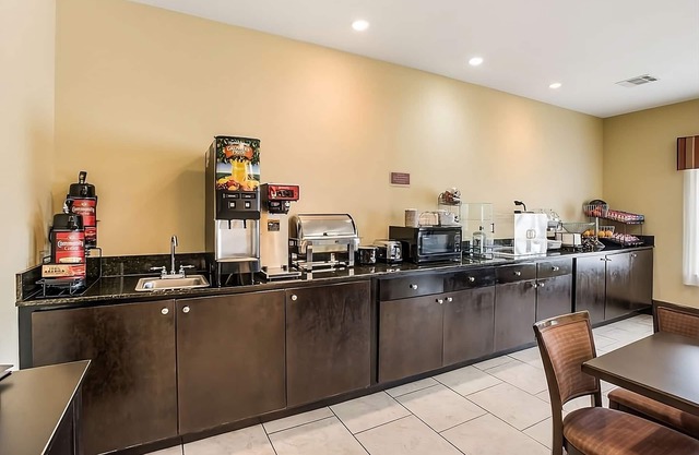 Unwind in Knights Inn Bunkie! Free Parking, Outdoor Pool, Free Breakfast!