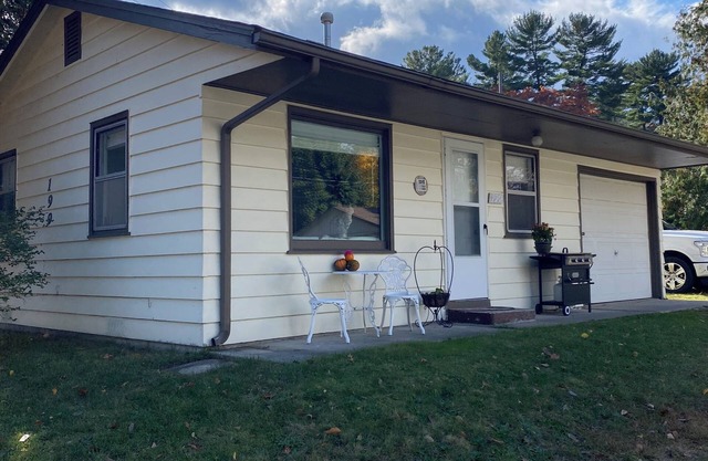 Updated 1-bed Cottage 3 doors from Houghton Lake w/WiFi and next to Golf course