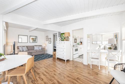 Updated 1Br Bayfront Cottage W Deck In Quiet Balboa Island By Beachview Rentals