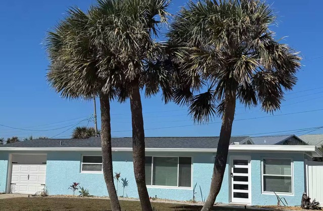 Updated 2-bedroom house in lovely Ormond Beach stocked with amenities