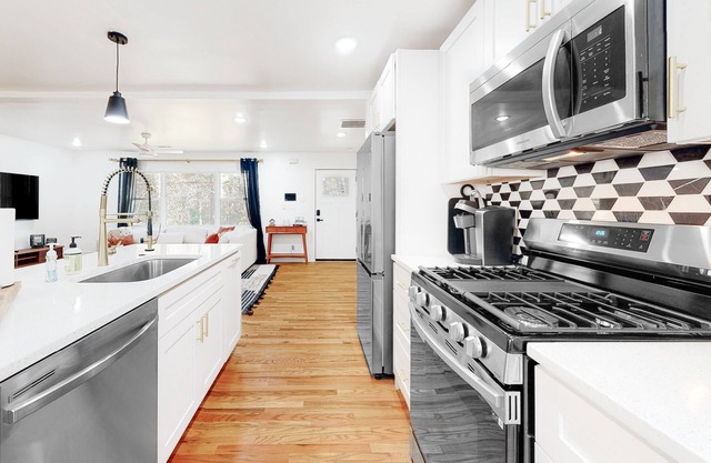 Updated 2-story modern home near downtown with deck, washer/dryer, grill, AC