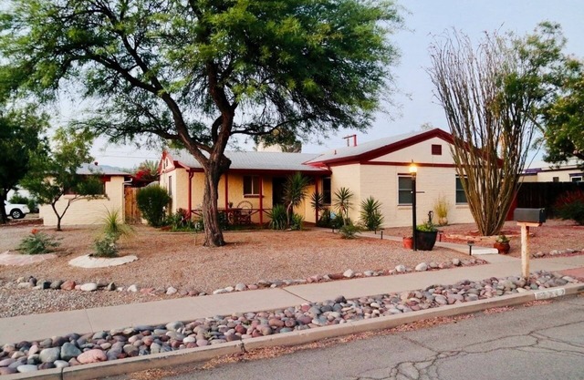 Updated 3BR Retreat Hot Tub Quiet & Central Near Zoo, Dining & Parks