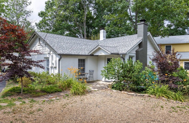 Updated Comfy Cottage central to Asheville NC