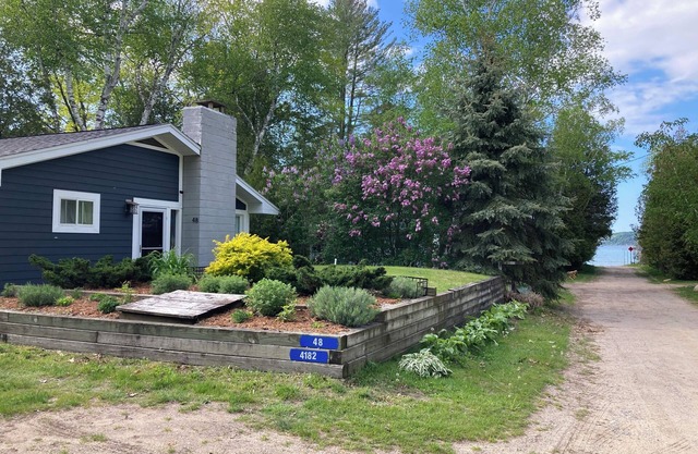 Updated cottage w/Crystal Lake access, quiet location