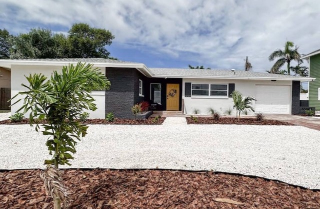 Updated Cozy & Tropical Home/2 Miles to Beach/Quiet Neighborhood
