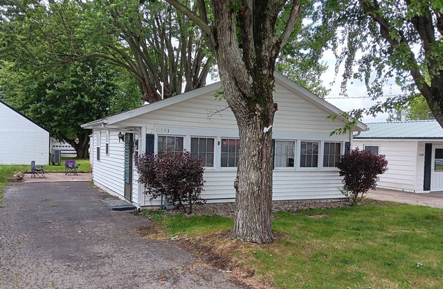Updated fishing cottage a stones throw from Blackhawk Marina and Oldfield Beach.