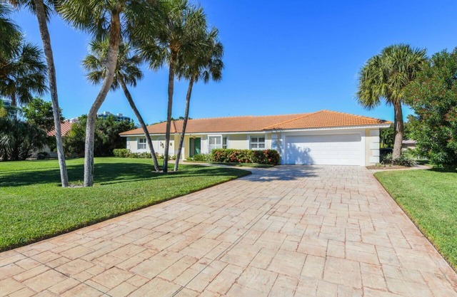 UPDATED GORGEOUS CANAL SOUTH END LBK PROPERTY WALK TO BEACH SHOPPING CLOSE BY