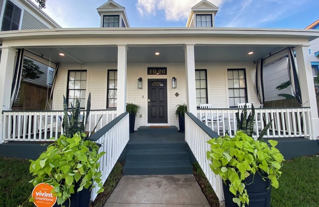 Updated Historic Home Walk to Beach- Pet Friendly!n