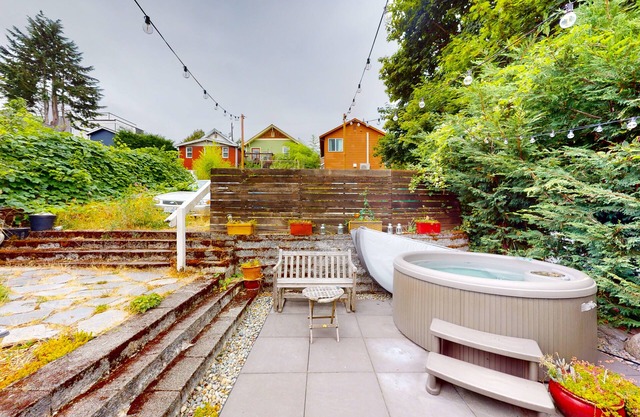 Updated home 2 blocks from the light rail with hot tub, firepit & lovely patio