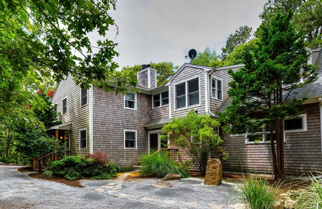 Updated Martha's Vineyard home with jetted tub, fireplace - close to ferry terminal