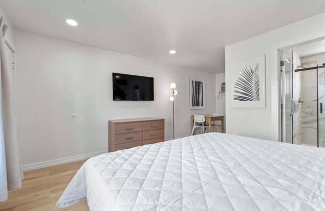 Updated Motel Room|King Bed|Beach Close|Free WiFi