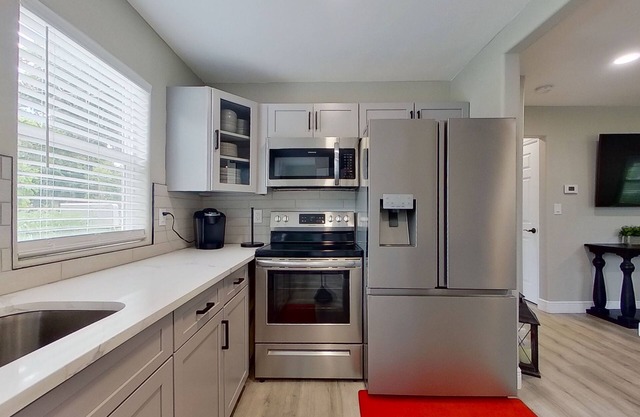 Updated, single-story cottage with great deck & large yard - 1 mile to town