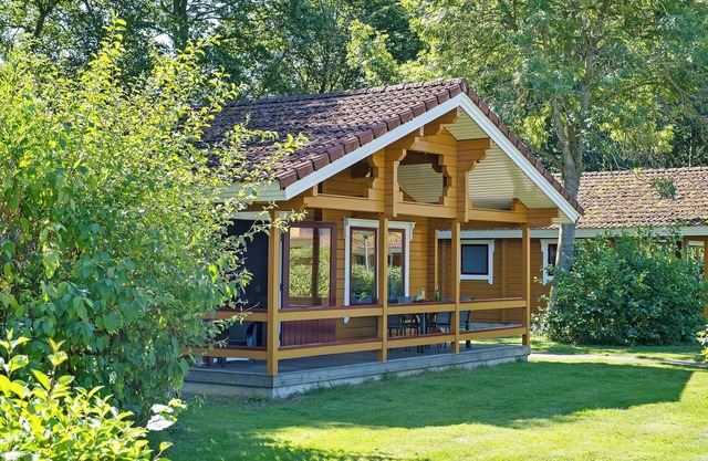 Upgraded 4-person bungalow with dishwasher, washing machine and veranda at park ’t Hooge Holt, near Gramsbergen and playgrounds.