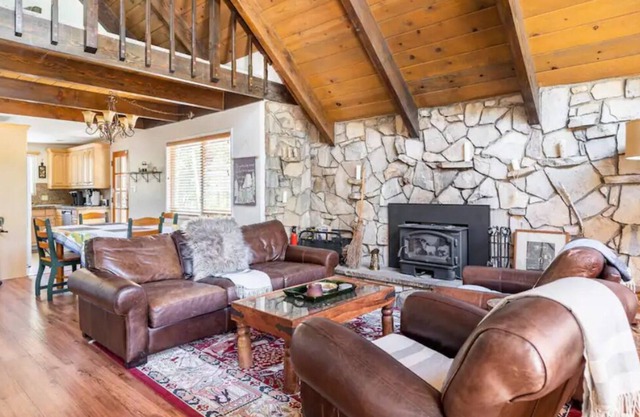 Upgraded Cabin w/ Spa and Gym. Ideal for families!
