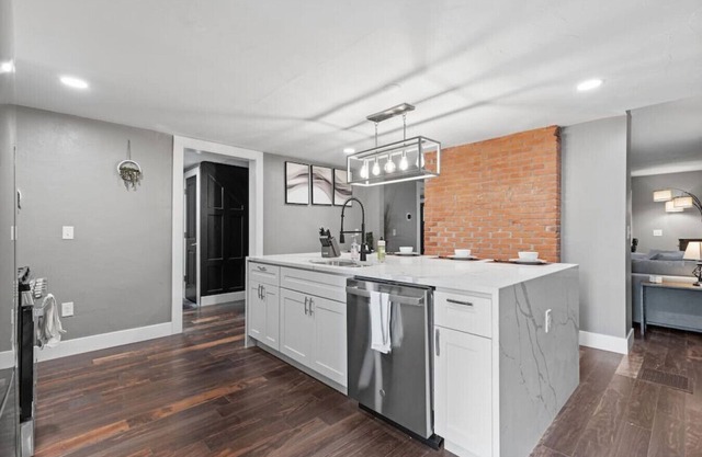 Upscale 2 Story Apartment w/8 beds| Free Parking