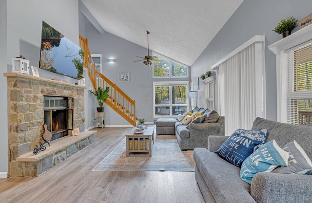 Upscale 4-BR Home with BBQ, King Bed, Close to Waterpark