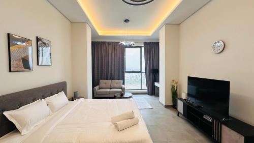 Upscale Apartment at Oval Tower Near Downtown with Balcony and Parking by Belvilla