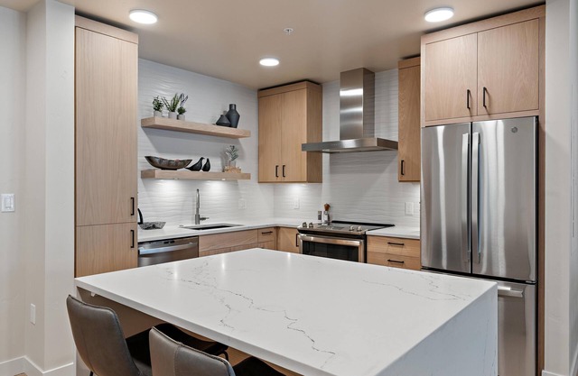 Upscale Condo|Plaza/Mountain views|Pet Friendly