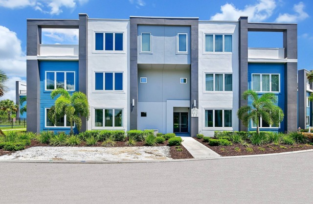 Upscale Condo with Pool Table near Disney with Resort & Waterpark Access -.