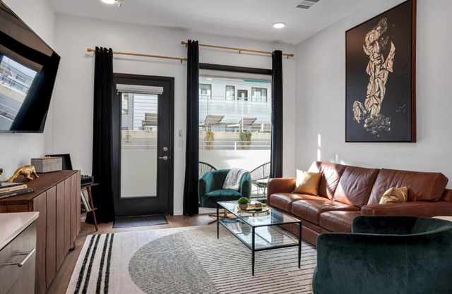 UPSCALE Cozy Nashville Condo with POOL, PATIO, PARKING