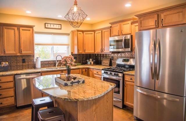 Upscale & Downtown! Walk to Hot Springs & River!